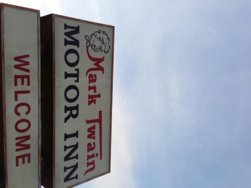 Mark Twain Motor Inn image 2
